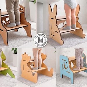 Op de afbeelding: Houten opstapjes in vijf verschillende ontwerpen, waaronder een konijn, een beer en een dinosaurus. Elk opstapje heeft twee treden. De afbeelding bevat de tekst "5 Designs" en "Cut Ready File". De materiaalbreedte is 12 mm.