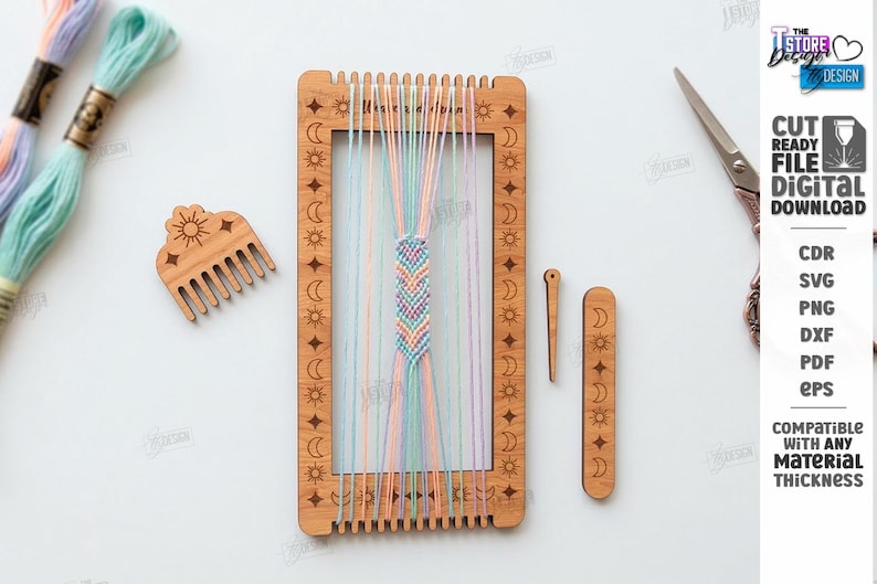 Op de afbeelding: Een houten weefgetouw met een geweven armband in pastelkleuren, een kam en andere gereedschappen. Het weefgetouw is versierd met zon- en maansymbolen. Borduurgaren in pastelkleuren is ook aanwezig.