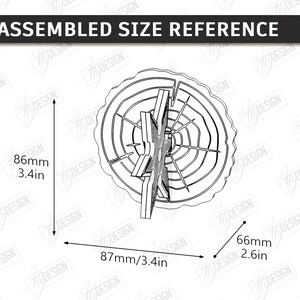 Puede incluir: Dibujo lineal en blanco y negro de una rebanada de &aacute;rbol de madera ensamblada con un dise&ntilde;o de estrella. Las dimensiones son 8,6 cm de alto, 8,7 cm de ancho y 6,6 cm de profundidad. El texto "ASSEMBLED SIZE REFERENCE" est&aacute; en la parte superior.