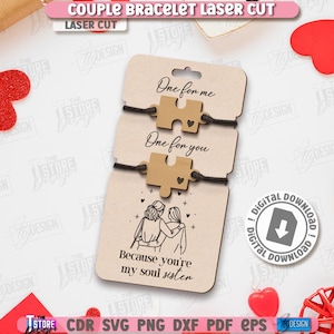 K&ouml;nnte beinhalten: Zwei passende Puzzleteil-Armb&auml;nder auf einer Holzkarte. Auf der Karte steht "One for me" und "One for you" mit dem Satz "Because you're my soul sister" unter einer Illustration von zwei Personen. Das Bild enth&auml;lt rote Herzdekorationen.