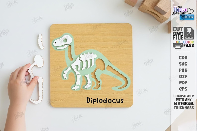 K&ouml;nnte beinhalten: Holz-Dinosaurier-Puzzle mit einem hellgr&uuml;nen Diplodocus-Skelett auf einer hellbraunen quadratischen Tafel. Das Puzzle enth&auml;lt separate wei&szlig;e Teile. Der Text "Diplodocus" steht unten. Kompatibel mit jeder Materialst&auml;rke.