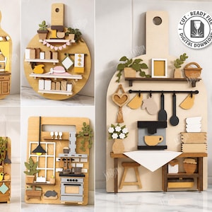 Puede incluir: Cinco diseños de arte mural en madera cortados con láser que muestran escenas de cocina en miniatura sobre formas de tablas de cortar. El set incluye estantes, plantas, cafeteras y estufas. El texto incluye 5 DESIGNS, CUT READY FILE y 3MM.