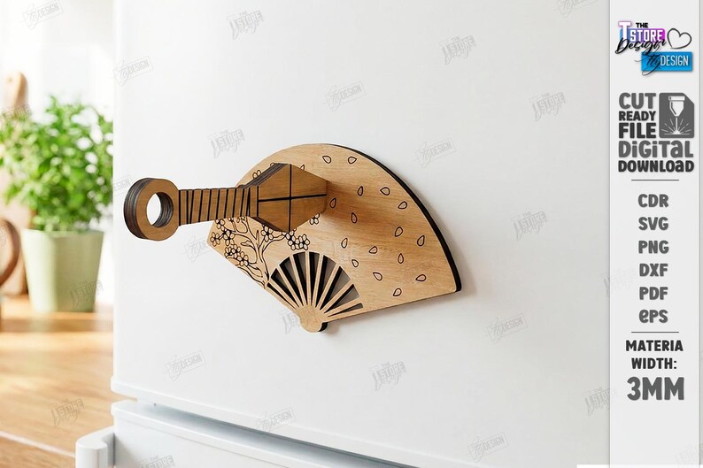 Puede incluir: Un im&aacute;n de madera en forma de abanico con un mango y recortes florales y geom&eacute;tricos decorativos. El abanico es de color marr&oacute;n claro con un borde marr&oacute;n oscuro y est&aacute; adherido a una superficie blanca. El texto "CUT READY FILE DIGITAL DOWNLOAD" es visible.
