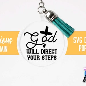 Pu&ograve; includere: Un portachiavi rotondo e trasparente con una croce nera e il testo "God Will Direct Your Steps". Il portachiavi ha un pon pon turchese.