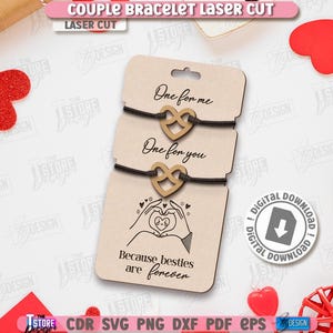 K&ouml;nnte beinhalten: Zwei passende Armb&auml;nder mit herzf&ouml;rmigen Anh&auml;ngern, pr&auml;sentiert auf einer Holzkarte. Auf der Karte steht "One for me" und "One for you", sowie der Satz "Because besties are forever". Das Bild enth&auml;lt dekorative Herzen und Geschenkboxen.