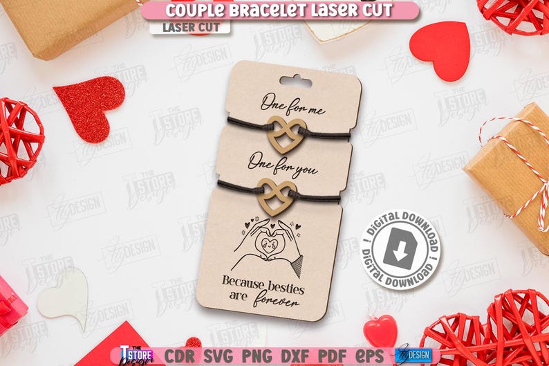 K&ouml;nnte beinhalten: Zwei passende Armb&auml;nder mit herzf&ouml;rmigen Anh&auml;ngern, pr&auml;sentiert auf einer Holzkarte. Auf der Karte steht "One for me" und "One for you", sowie der Satz "Because besties are forever". Das Bild enth&auml;lt dekorative Herzen und Geschenkboxen.