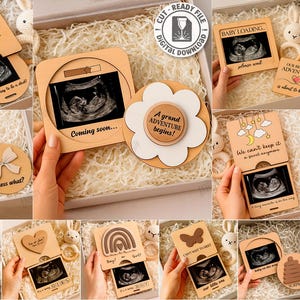 Könnte beinhalten: Eine Sammlung von Holzgeschenken zur Ankündigung einer Schwangerschaft. Jedes Geschenk zeigt ein Ultraschallbild und ein einzigartiges Design, darunter eine Blume, eine Schleife und ein Herz. Der Text auf den Geschenken enthält Sätze wie "Überraschung!" und "Coming soon..."