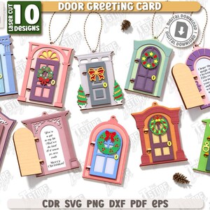 Puede incluir: Un conjunto de diez tarjetas de felicitación con diseño de puerta cortadas con láser. Cada tarjeta presenta un diseño de puerta único con coronas navideñas, lazos y detalles festivos. Las tarjetas tienen 3 mm de grosor e incluyen descarga digital.
