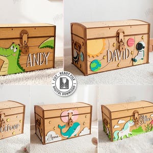 Pode incluir: Cinco baús de armazenamento de madeira com tampas arqueadas e fechos de metal, apresentando designs cortados a laser, incluindo um crocodilo, tema espacial, urso polar, baleia e unicórnio. Cada baú exibe um nome personalizado em letras brancas.