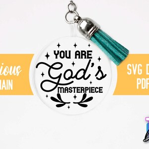 Pu&ograve; includere: Un portachiavi rotondo bianco con una scritta nera che dice "You are God's Masterpiece". Il portachiavi ha un fiocco turchese.