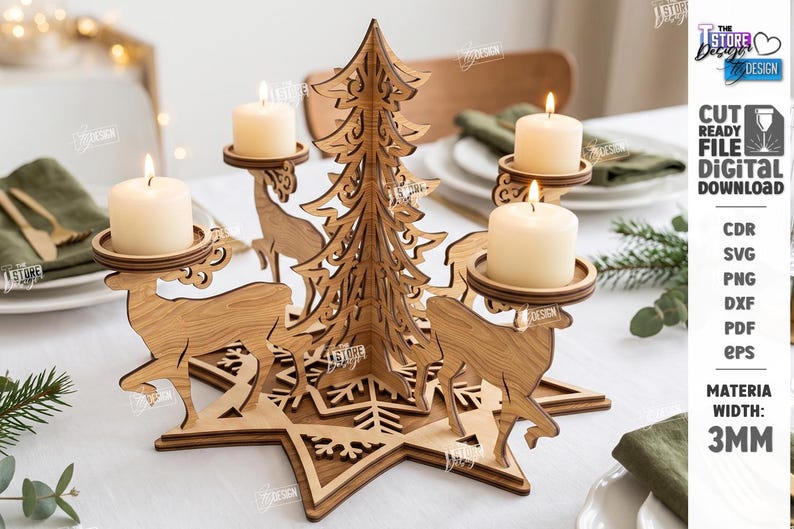 Op de afbeelding: Een lasergesneden houten kaarsenhouder met een centrale kerstboom, een stervormige basis met sneeuwvlokpatronen en vier hertenfiguren, elk met een rond platform voor een witte stompkaars, met een materiaaldikte van 3mm.