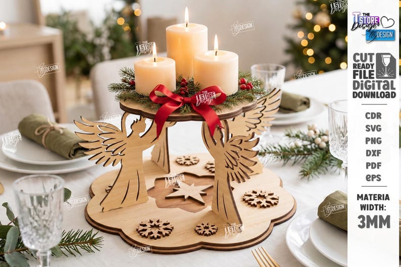 Op de afbeelding: Een houten kandelaar met twee niveaus, voorzien van twee engelsilhouetten, sneeuwvlokuitsparingen en een centrale ster. Het bovenste niveau bevat drie cr&egrave;mekleurige stompkaarsen, versierd met groene dennentakken en een rood lint. Dikte 3mm.