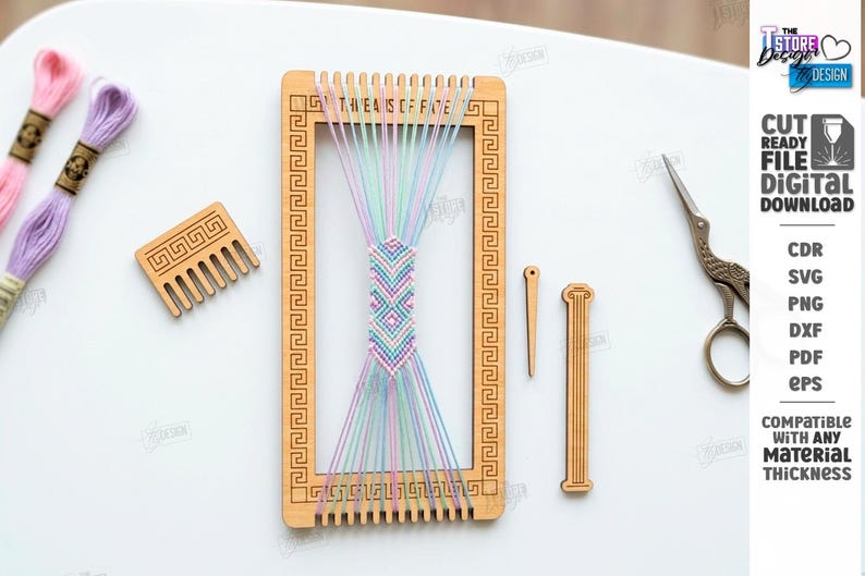 Op de afbeelding: Een houten weefgetouw met kleurrijke draden, een kleine kam en borduurgaren. Het weefgetouw heeft een geometrisch ontwerp en de tekst "THE AIS OF FATE". Ook inbegrepen zijn een naald, een decoratief houten stuk en een schaar.