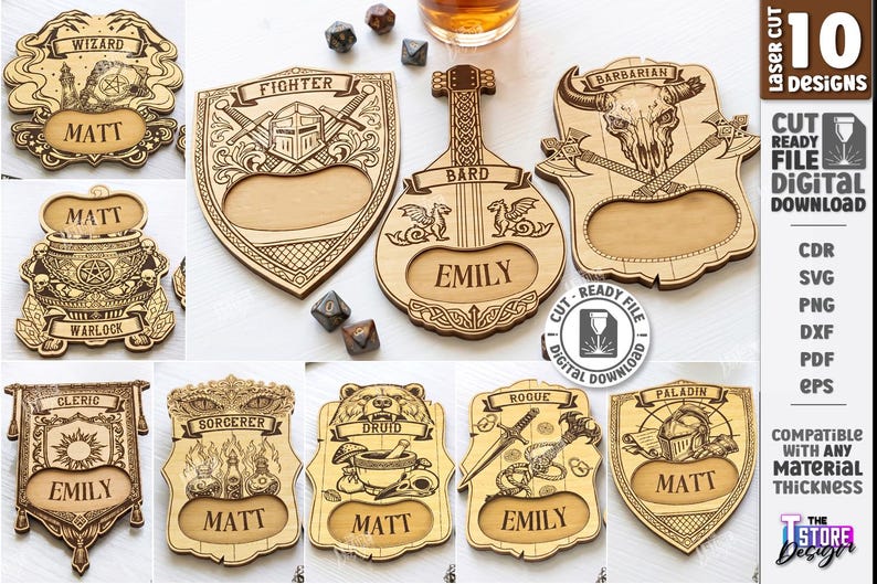 K&ouml;nnte beinhalten: Eine Sammlung von zehn lasergeschnittenen Holzdesigns, die jeweils eine Fantasy-Klasse wie Zauberer, K&auml;mpfer und Barde darstellen. Die Designs beinhalten personalisierte Namensausschnitte und aufwendige Details.