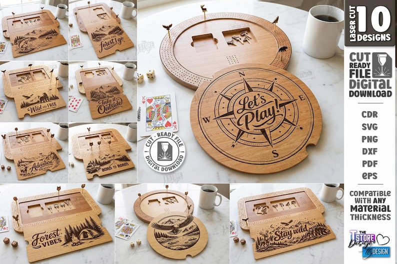 K&ouml;nnte beinhalten: Eine Sammlung von lasergeschnittenen Holzspielbrettern und Zubeh&ouml;r. Designs umfassen einen Kompass mit "Let's Play!", Campingszenen und Outdoor-Themen. Das Bild zeigt auch Spielkarten, W&uuml;rfel und Tassen.