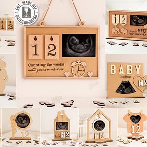 Può includere: Una collezione di design in legno tagliati al laser per annunci di gravidanza. I design includono cornici, calendari ed elementi decorativi con immagini ecografiche e il numero 12. Il testo include "Baby", "Little" e "Counting the weeks".