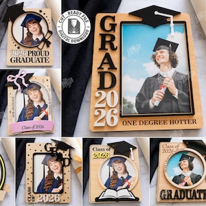 Könnte beinhalten: Eine Sammlung von Fotorahmen zum Thema Abschlussfeier. Die Holzrahmen zeigen Bilder von Absolventen, Doktorhüten und den Texten "Grad 2026" und "Class of 2026". Die Rahmen sind für den Laserschnitt konzipiert.