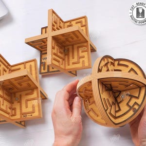 Op de afbeelding: Drie houten doolhofpuzzels met ingewikkelde ontwerpen. Twee zijn kruisvormig en één is rond. De puzzels zijn gemaakt van lichtbruin hout en hebben een doolhofontwerp. De tekst "START" en "GO" is zichtbaar. Materiaalbreedte: 3 mm.