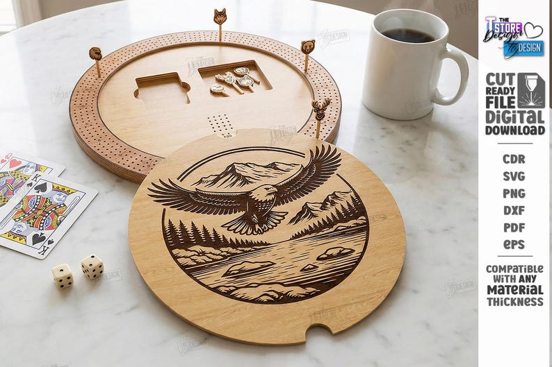 K&ouml;nnte beinhalten: Cribbage-Brett aus Holz mit rundem Deckel, der einen Adler &uuml;ber einer Berglandschaft zeigt. Das Brett enth&auml;lt Stifte und eine Spielfl&auml;che. Eine Tasse Kaffee, Spielkarten und W&uuml;rfel sind ebenfalls vorhanden. Der Text "CUT READY FILE DIGITAL DOWNLOAD" ist ebenfalls sichtbar.