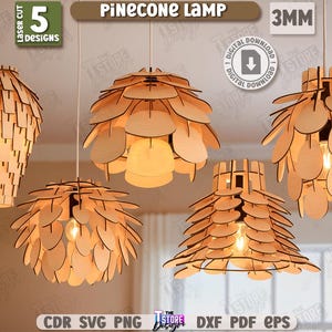 Op de afbeelding: Vijf lasergesneden houten dennenappel lamp ontwerpen. De lampen zijn gemaakt van lichtgekleurd hout en hebben verschillende vormen, waaronder een vaasachtig ontwerp en verschillende kegelvormige lampen. De lampen hangen aan het plafond en worden van binnenuit verlicht.