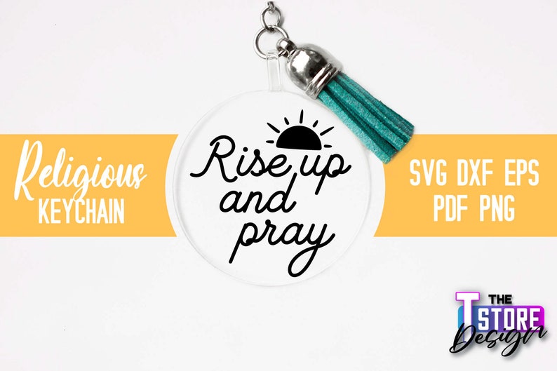 Pu&ograve; includere: Un portachiavi rotondo e trasparente con un sole nero e il testo "Rise up and pray". Il portachiavi ha un pon pon turchese.