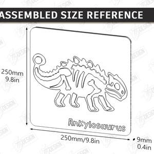 K&ouml;nnte beinhalten: Schwarz-wei&szlig;e Strichzeichnung eines Ankylosaurus-Skeletts. Das Design befindet sich auf einem Quadrat mit einer Breite und H&ouml;he von 250 mm und einer Dicke von 9 mm. Der Text "Assembled Size Reference" steht oben. Die Ma&szlig;e sind auch in Zoll angegeben.