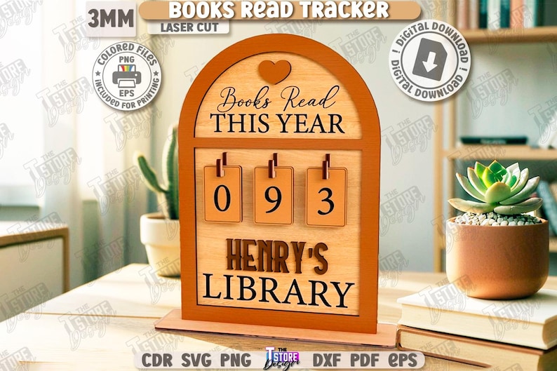 Puede incluir: Rastreador de libros de madera "Books Read This Year" con el nombre "Henry's Library". El contador muestra "093". El dise&ntilde;o est&aacute; cortado con l&aacute;ser e incluye un coraz&oacute;n. Una suculenta en una maceta de terracota est&aacute; cerca. Medidas en cm.