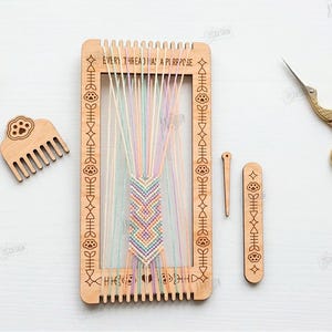 Op de afbeelding: Houten weefgetouw met kleurrijke draden, een kam en borduurgaren. Het weefgetouw heeft de tekst "EVERY THREAD HAS A PURPOSE". Ook een schaar en een naald zijn inbegrepen. Digitale download.