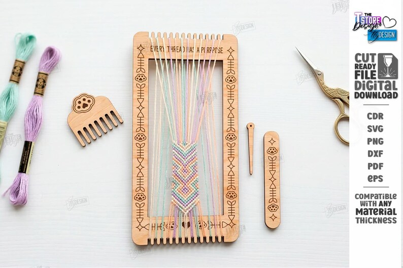 Op de afbeelding: Houten weefgetouw met kleurrijke draden, een kam en borduurgaren. Het weefgetouw heeft de tekst "EVERY THREAD HAS A PURPOSE". Ook een schaar en een naald zijn inbegrepen. Digitale download.