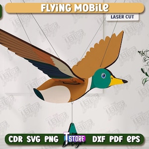 Può includere: Mobile volante in legno a forma di anatra, con colori marrone, beige, verde e blu. Il mobile è sospeso con fili e presenta il testo "FLYING MOBILE" e "LASER CUT". L'immagine include anche il testo "DIGITAL DOWNLOAD" e le opzioni di tipo di file.