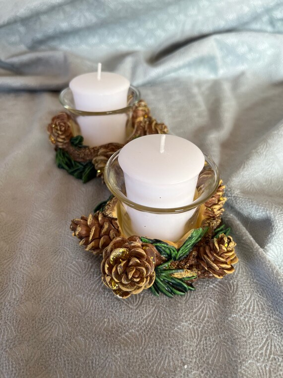 Portacandele Decorativo In Vetro Con Pigne E Bacche – Tema Natalizio, Effetto Innevato, Altezza 15cm, Centrotavola - 3