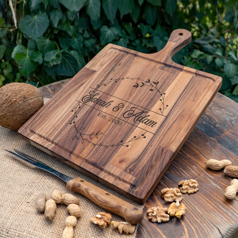 Tabla de cortar para parejas, regalo de boda personalizado, regalo de recién casados, regalo de despedida de soltera, regalo de compromiso, regalo para pareja, tabla de cortar personalizada imagen 1