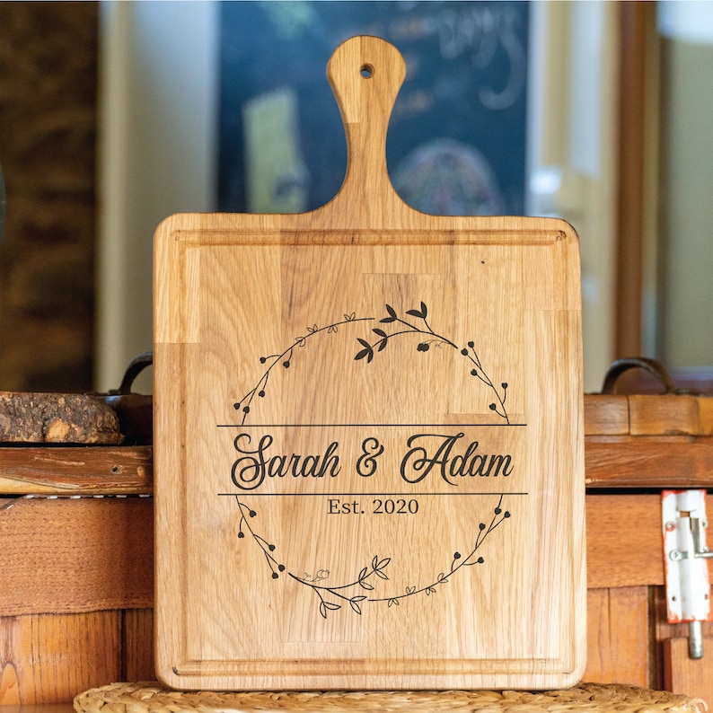 Tabla de cortar para parejas, regalo de boda personalizado, regalo de recién casados, regalo de despedida de soltera, regalo de compromiso, regalo para pareja, tabla de cortar personalizada imagen 2