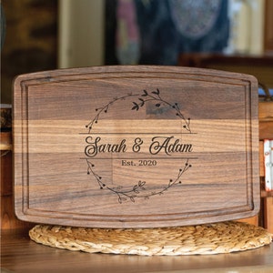 Tabla de cortar para parejas, regalo de boda personalizado, regalo de recién casados, regalo de despedida de soltera, regalo de compromiso, regalo para pareja, tabla de cortar personalizada imagen 4