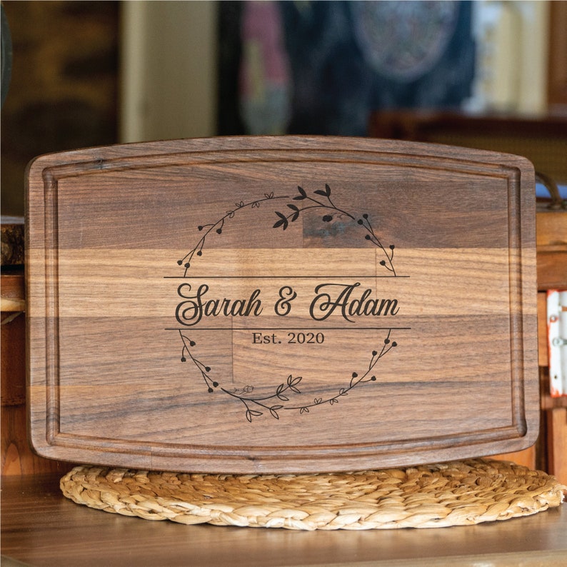 Tabla de cortar para parejas, regalo de boda personalizado, regalo de recién casados, regalo de despedida de soltera, regalo de compromiso, regalo para pareja, tabla de cortar personalizada imagen 4