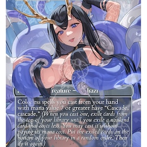 Pode incluir: Um cartão de jogo de fantasia com uma ilustração azul e branca de uma mulher com cabelo preto comprido e uma coroa dourada. O cartão é intitulado "Sulodok, Devorador do Vazio" e tem força e resistência de 7/4. O texto do cartão diz "Feitiços incolores que você lança de sua mão com um valor de mana de 7 ou mais têm "Cascata, cascata." (Quando você lança um, exile cartas do topo de seu grimório até que você exile uma carta que não seja terra que custe menos. Você pode lançá-la sem pagar seu custo de mana. Coloque as cartas exiladas no fundo de seu grimório em uma ordem aleatória. Então faça isso novamente.)"