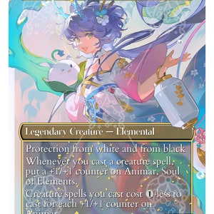 Puede incluir: Una carta de juego de fantasía con una ilustración colorida de un personaje femenino con cabello azul y un vestido blanco. La carta se titula "Animar, Alma de los Elementos" y tiene una fuerza y resistencia de 1/1. El texto de la carta dice: "Protección de blanco y negro. Siempre que lances un hechizo de criatura, pon un contador +1/+1 sobre Animar, Alma de los Elementos. Los hechizos de criatura que lances cuestan 1 menos lanzar por cada contador +1/+1 sobre Animar."