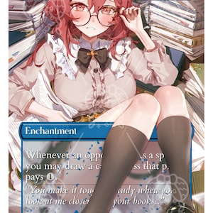 Puede incluir: Una carta proxy personalizada con una ilustración de estilo anime de una persona con cabello rojo y gafas. La carta está etiquetada como "Rhystic" y "Enchantment" con texto sobre robar una carta. La carta tiene un sello "PROXY".