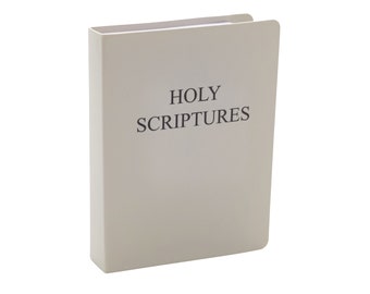 以下が含まれることがあります： 黒い文字で「HOLY SCRIPTURES」と書かれた白い本