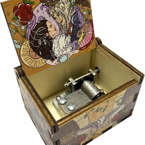 Caja de música con manivela inspirada en un laberinto: recuerdo de madera encantado: tesoro de fantasía vintage: regalo mágico para fanáticos y coleccionistas