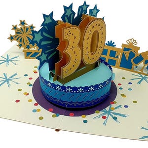 Può includere: Un biglietto di compleanno pop-up con una torta azzurra e il numero 30 in oro. Il biglietto presenta stelle e confezioni regalo blu e oro, con un motivo a coriandoli e fiocchi di neve su sfondo bianco sporco.