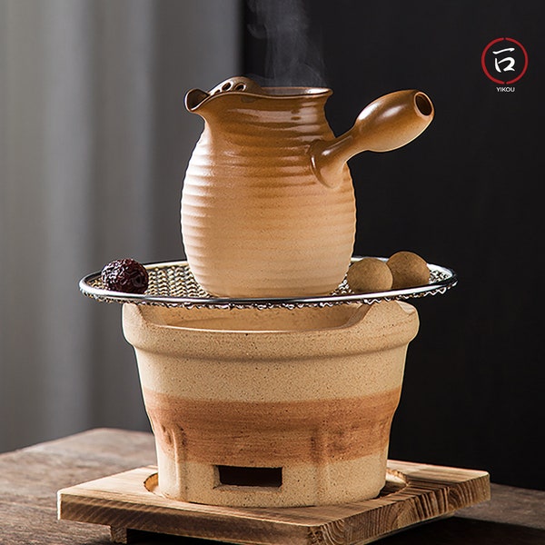 Théière bouilloire en céramique avec le poêle à charbon et fait main artisanal
