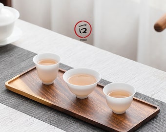 Tasses du thé Gongfu en porcelaine blanche et fait main avec design style minimaliste