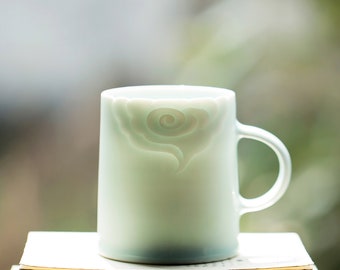 Mug en porcelaine quotidien avec design délicat et translucide et gravé à la main par l'artiste sous glaçure