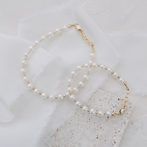 Ensemble de bracelets assortis pour maman et moi - Bracelet de perles d'eau douce - Mère et fille - Cadeau pour nouvelle maman - Occasion spéciale - bouquetière