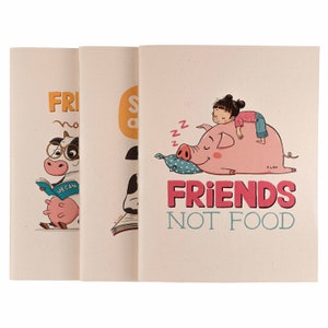 Peut inclure: Ensemble de trois cahiers sur le thème végétalien. Les couvertures présentent des illustrations d'une vache lisant un livre intitulé "Vegan", d'un cochon dormant sur un oreiller et d'une fille dormant sur un cochon avec le texte "Friends Not Food".