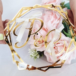 Cuscino porta fedi "Aurum", realizzato in acrilico trasparente e oro specchiato e personalizzato con le iniziali degli sposi