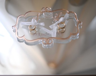 Transparent wedding ring holder with "Baroque" Rose Gold Mirror decorations, personalized with the names of the bride and groom