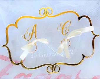 Transparent wedding ring holder with "Baroque" Rose Gold Mirror decorations, personalized with the names of the bride and groom