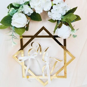 Cuscino porta fedi "Eternal" in plexiglass trasparente e oro specchio personalizzato con le iniziali degli sposi